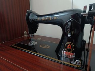Máquina de coser Alfa Antigua