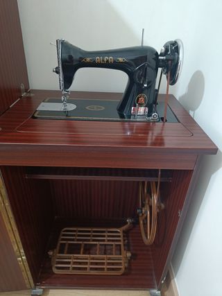 Máquina de coser Alfa Antigua