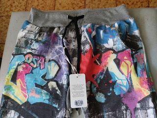 Pantaloni graffiti multicolor