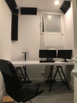Tablero de madera con dos borriquetas