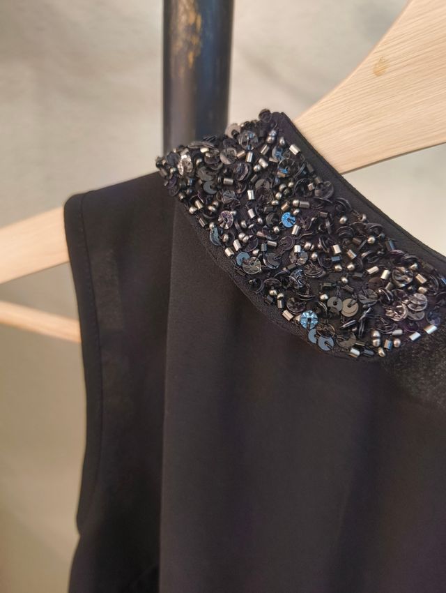 Blusa negra Pimkie con cuello joya