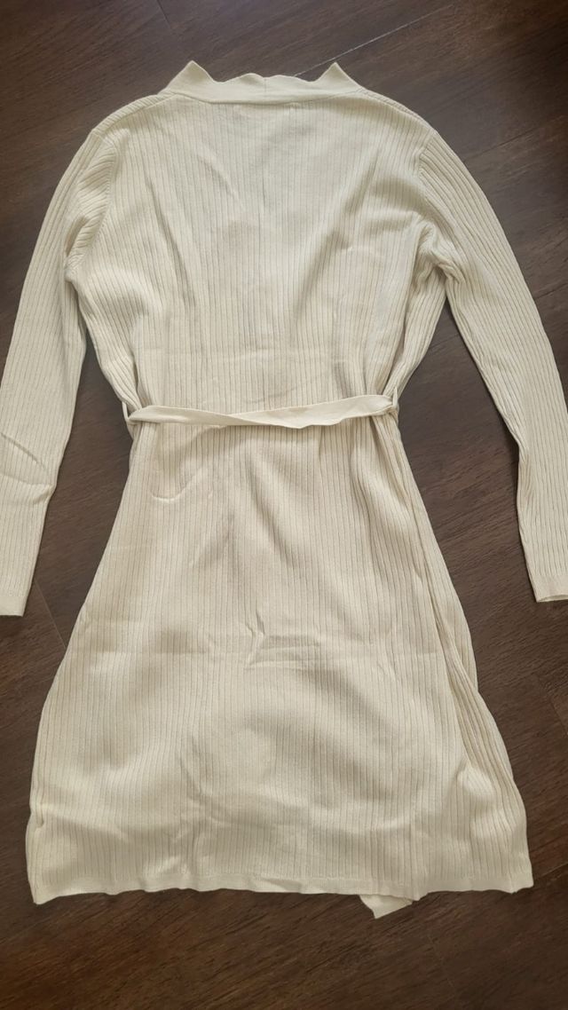 Vestido beige de punto con cinturón