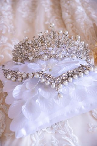 Corona, collar y pendientes de novia 