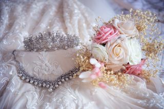 Corona, collar y pendientes de novia 