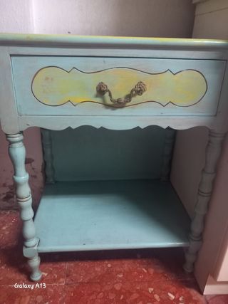 Mesita de noche antigua