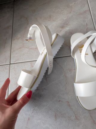 Sandali bianchi nuovi