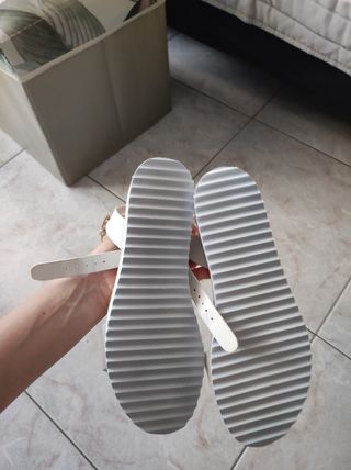 Sandali bianchi nuovi