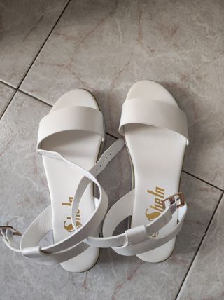 Sandali bianchi nuovi