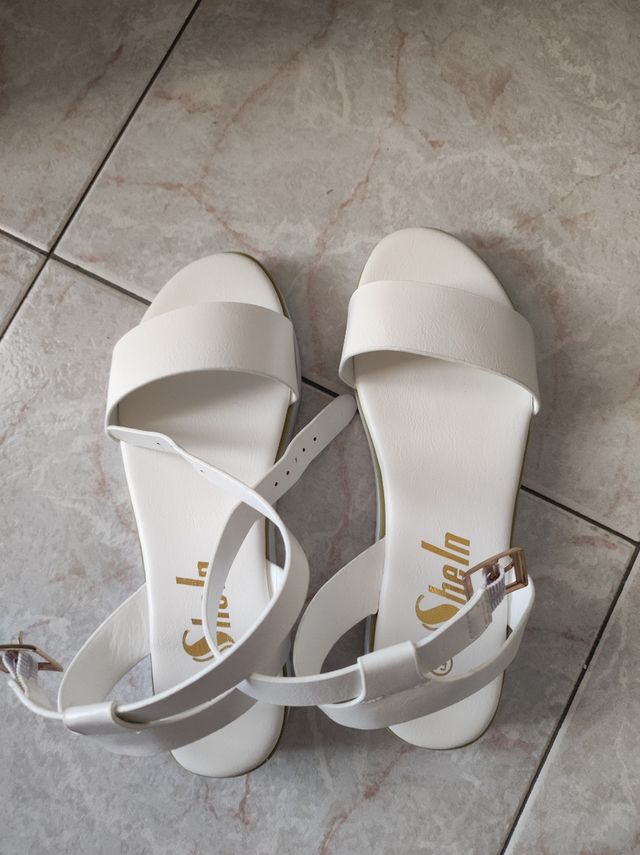 Sandali bianchi nuovi