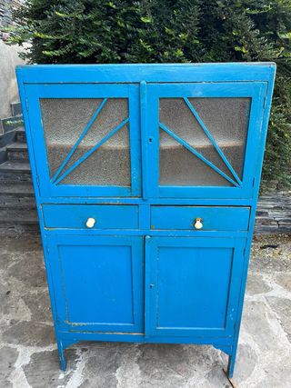 Alacena azul antigua de madera y cristal