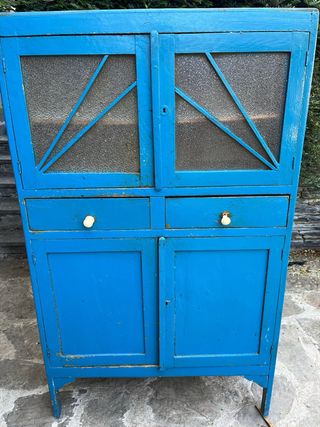 Alacena azul antigua de madera y cristal