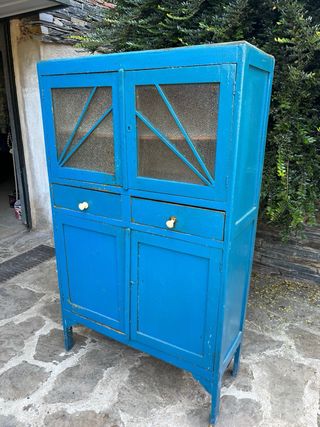 Alacena azul antigua de madera y cristal