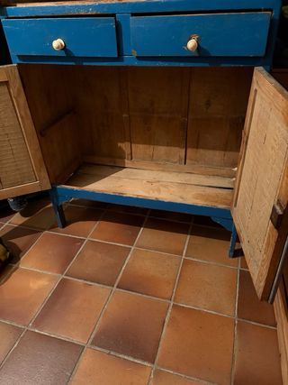 Alacena azul antigua de madera y cristal