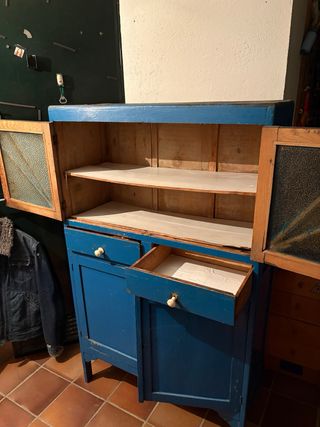 Alacena azul antigua de madera y cristal