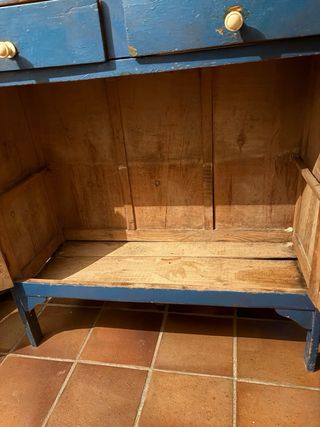 Alacena azul antigua de madera y cristal