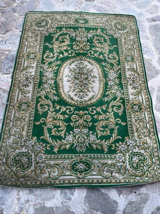 Alfombra vintage verde y beige