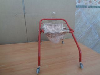 andador de muñecas antiguo de hierro, mide largo a