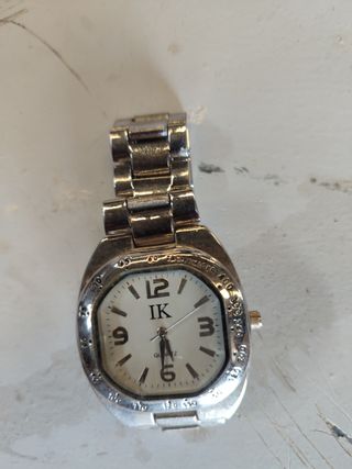  Relojes dorados y plateados de hombre y mujer