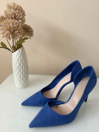 Zapato tacón Mango azul klein. 

