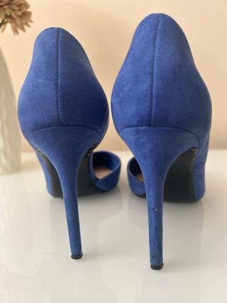 Zapato tacón Mango azul klein. 
