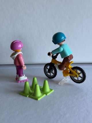 Playmobil 70061 - Niño con bici y niña con patines