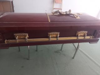 Ataúd antiguo de madera. Caja fúnebre