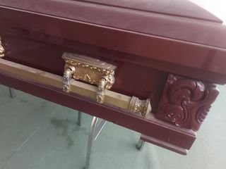 Ataúd antiguo de madera. Caja fúnebre