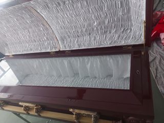 Ataúd antiguo de madera. Caja fúnebre