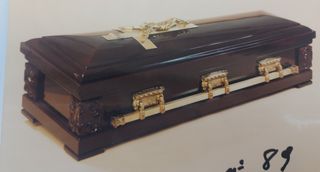 Ataúd antiguo de madera. Caja fúnebre