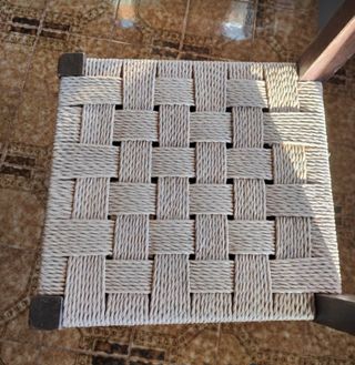 Silla artesanal de madera y sisal