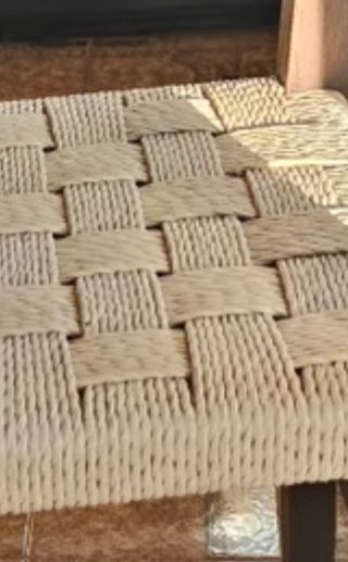 Silla artesanal de madera y sisal