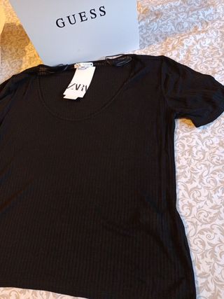 Camiseta Zara negra manga corta