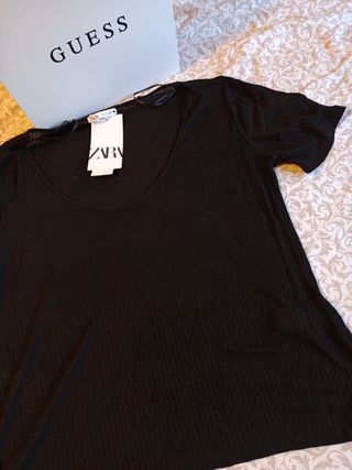 Camiseta Zara negra manga corta
