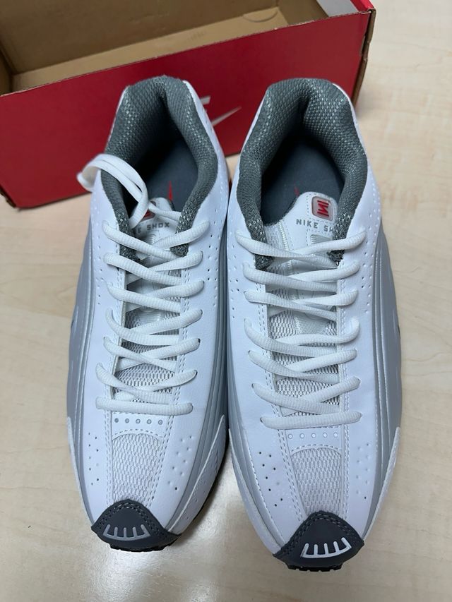 Zapatillas Nike Shox R4 blancas y plateadas