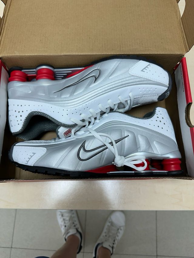 Zapatillas Nike Shox R4 blancas y plateadas