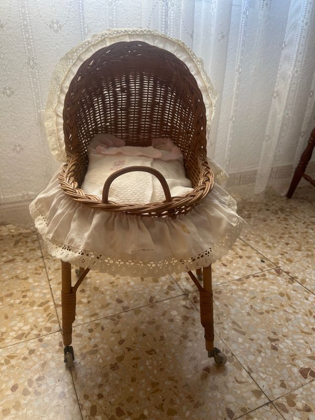 Cochecito mimbre muñecas vintage