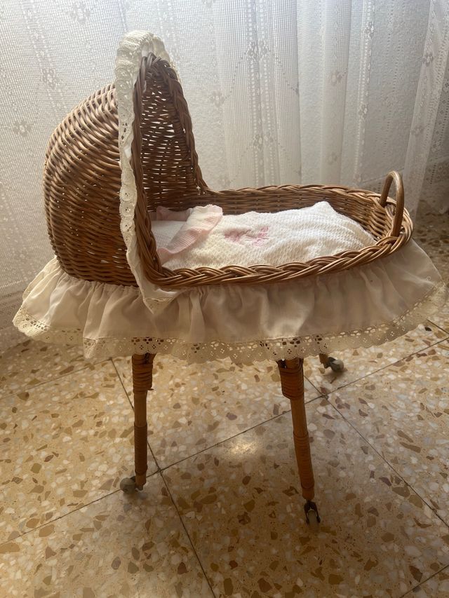 Cochecito mimbre muñecas vintage