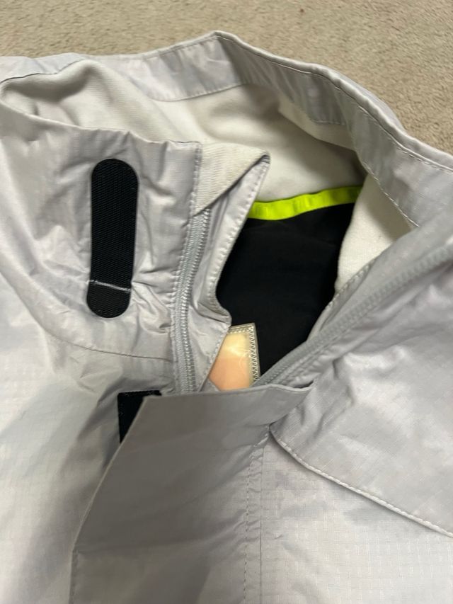 Chaqueta Puma Ligera Gris-Negra Impermeable