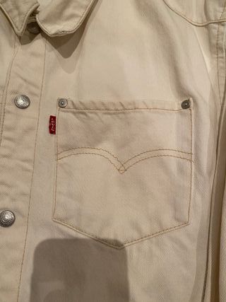 Cazadora Levis blanca. Engineered  Jeans