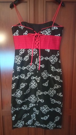 Vestido fiesta negro y rojo con bordados blancos.