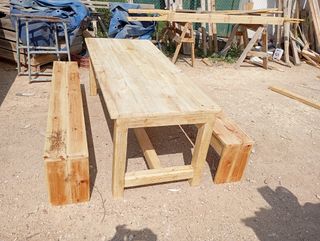 A medida Mesa y bancos rústicos de madera