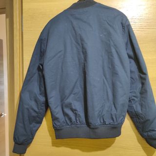 Chaqueta Gucci negra y roja y demás prendas.
