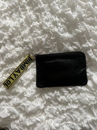Monedero negro con agarre flúor 