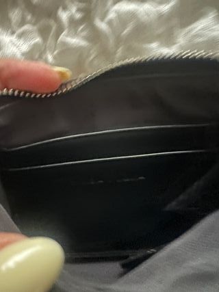 Monedero negro con agarre flúor 