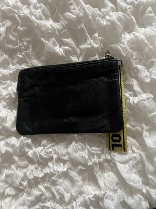 Monedero negro con agarre flúor 