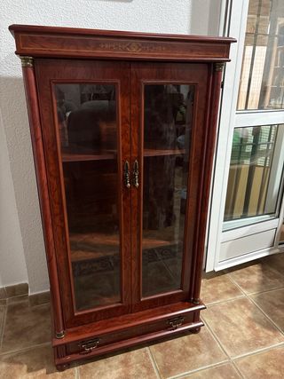 Vitrina de madera marrón