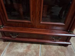 Vitrina de madera marrón