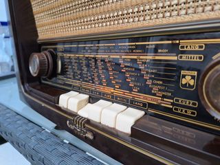 Radio antigua Grundig 2010 válvulas de 1952