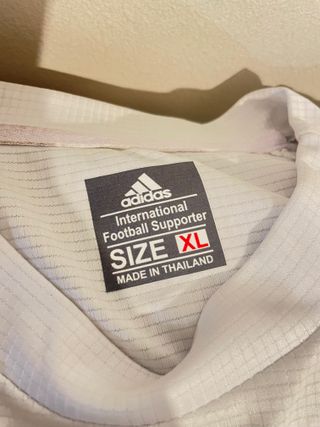 Chándal Adidas: camiseta blanca y pantalón negro