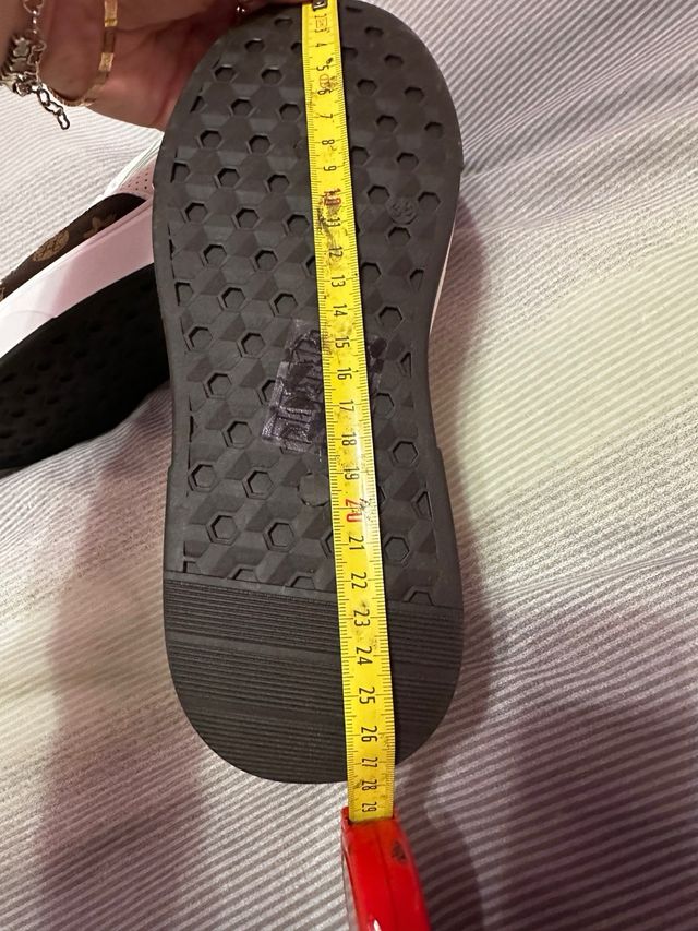 Zapatillas blancas y marrones